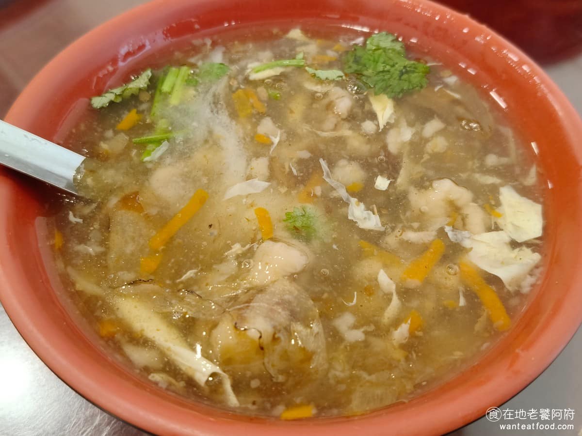老店頭台南意麺 老店頭台南意麺菜單 老店頭台南意麺推薦 大安區美食 大安美食 信義安和美食 台灣小吃 肉羹湯 肉羹湯是這裡除了餛飩以外的第二個招牌湯,濃稠偏甜有種南部口味的做法,裡面加了不少的蛋花、紅蘿蔔和勾芡。 @在地老饕阿府
