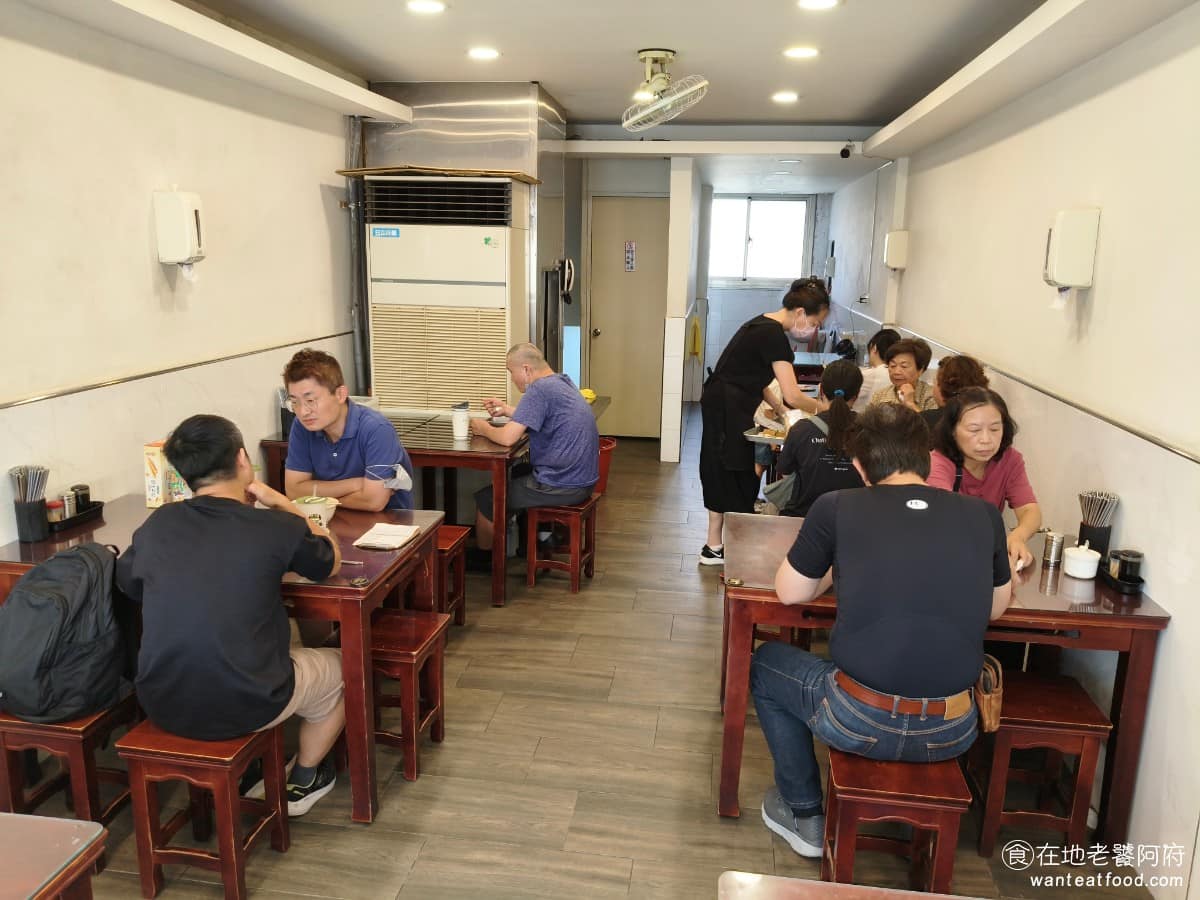 老店頭台南意麺 老店頭台南意麺菜單 老店頭台南意麺推薦 大安區美食 大安美食 信義安和美食 台灣小吃 二樓才是主要的用餐區,而且有開冷氣,非常涼爽空間也寬敞許多,一樓是廚房區,就會熱很多,通常客人都不會坐在一樓。 @在地老饕阿府