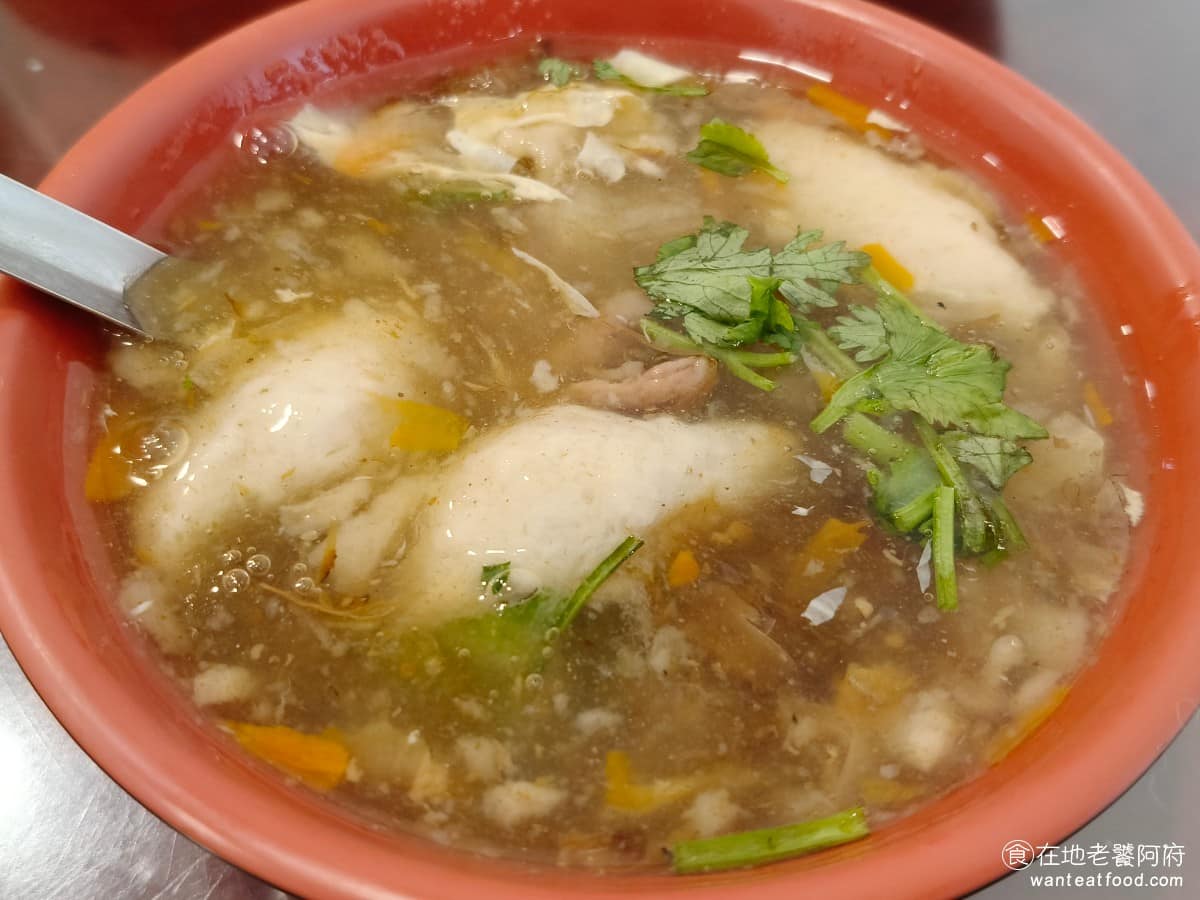 老店頭台南意麺 老店頭台南意麺菜單 老店頭台南意麺推薦 大安區美食 大安美食 信義安和美食 台灣小吃 綜合羹 羹湯偏濃稠,口味走台南式的偏甜路線,虱目魚丸、排骨酥等配料放在一起,整體偏甜偏稠,喜歡吃羹湯的人可以試試。 @在地老饕阿府