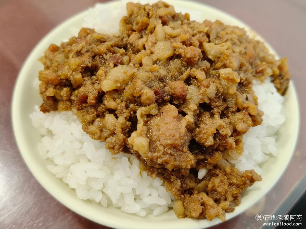 老店頭台南意麺 老店頭台南意麺菜單 老店頭台南意麺推薦 大安區美食 大安美食 信義安和美食 台灣小吃 滷肉飯 這裡的滷肉飯,完全是北部的做法,幾乎全部都是瘦肉,肥肉的比例偏少,但吃起來因為瘦肉很軟、很順口,肉燥裡面也加了一些五香粉,吃起來味道蠻香的,白飯也不會太硬,口感都很不錯。 @在地老饕阿府
