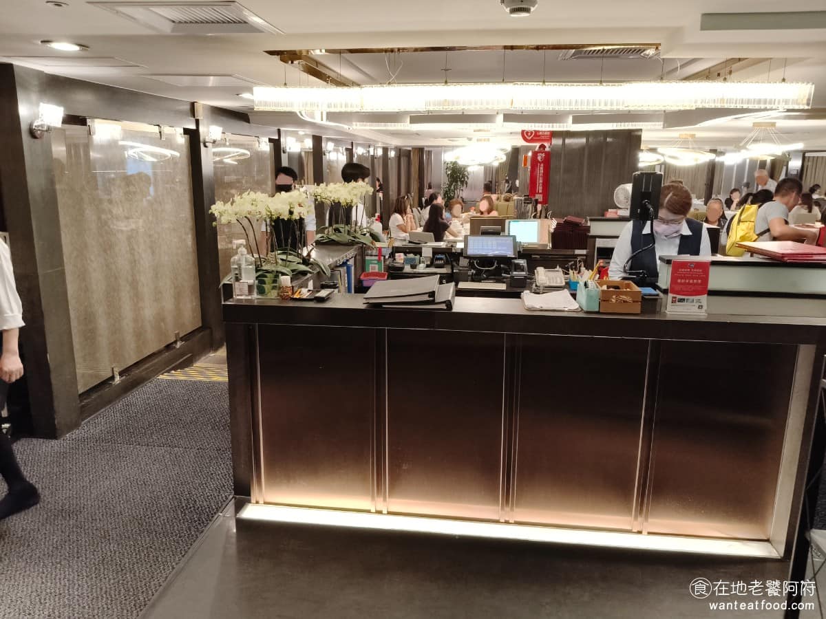 欣葉台菜忠孝店 欣葉台菜忠孝店菜單 欣葉台菜忠孝店推薦 大安區美食 大安美食 忠孝復興美食 台式料理 《欣葉台菜忠孝店》位在漢宮大廈的二樓，離捷運忠孝復興站的三號出口，步行大約 3 分鐘就能抵達，交通位置真超方便。一樓還有代客泊車的服務，開車來的朋友，也不用自己停車，省事不少。 @在地老饕阿府