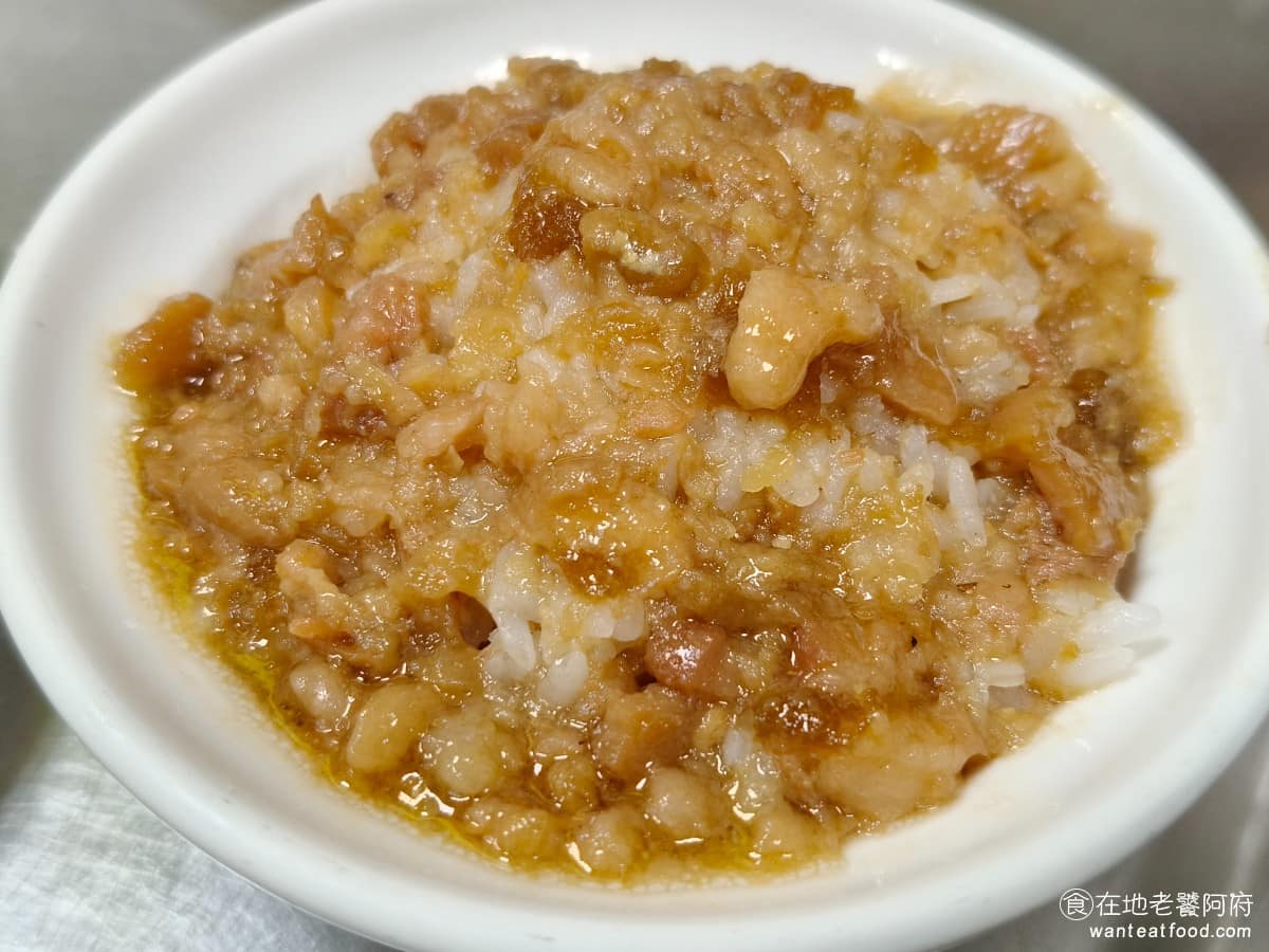 小文肉羹魯肉飯 小文肉羹魯肉飯菜單 小文肉羹魯肉飯推薦 中山區美食 中山美食 魯肉飯 肉燥以肥肉為主，幾乎沒有瘦肉，但吃起來不會覺得油膩，白飯煮得很軟，肥肉的滑順感搭上鬆軟的飯，吃起來很舒服，很容易一口接一口。 @在地老饕阿府
