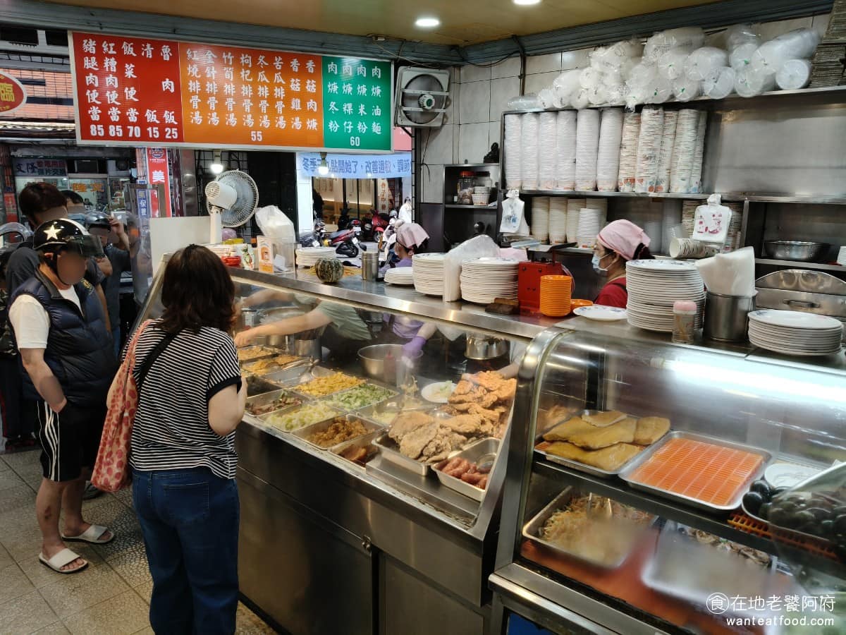 小文肉羹魯肉飯 小文肉羹魯肉飯菜單 小文肉羹魯肉飯推薦 中山區美食 中山美食 內用跟外帶，是分開排隊的，外帶排在店外，內用則是進店裡排隊，先找位置再去點餐，第一次來的人，很容易搞混，記得先確認再排隊。 @在地老饕阿府