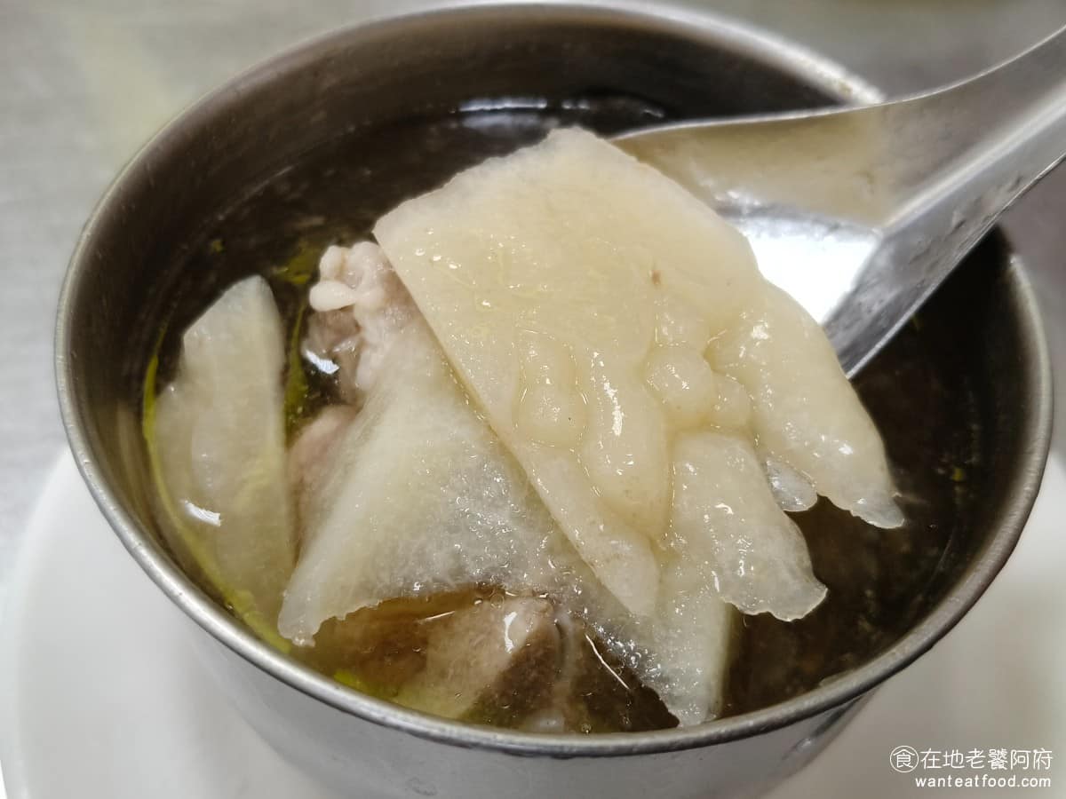 小文肉羹魯肉飯 小文肉羹魯肉飯菜單 小文肉羹魯肉飯推薦 中山區美食 中山美食 苦瓜排骨湯，個人還是比較偏好，苦為重一點，並且大骨高湯濃一點的湯頭，這間的就確實太清淡了點。 @在地老饕阿府