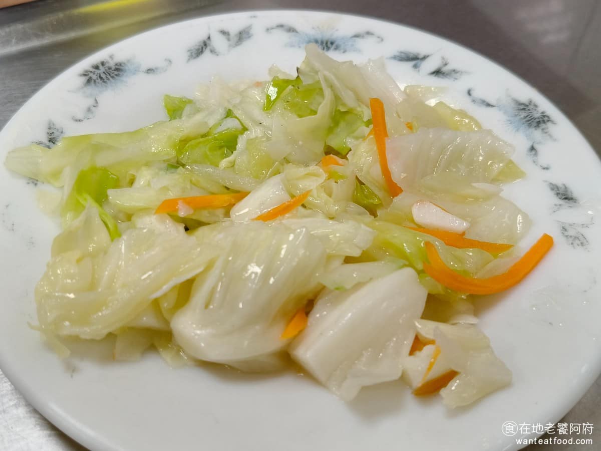 小文肉羹魯肉飯 小文肉羹魯肉飯菜單 小文肉羹魯肉飯推薦 中山區美食 中山美食 青菜 因為這裡同時還有賣便當，所以配菜的選擇就非常多樣，點了一份青菜，吃起來非常清爽，不油膩。 @在地老饕阿府