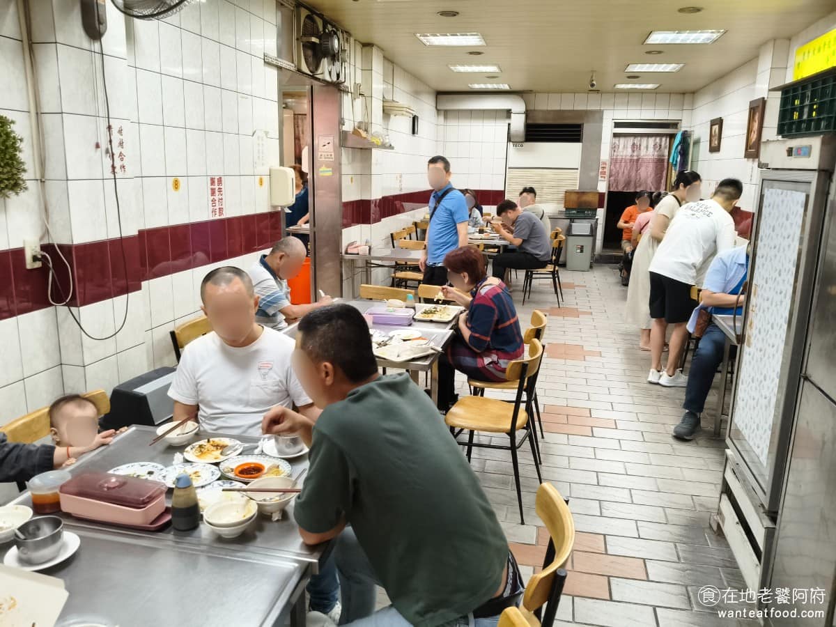 小文肉羹魯肉飯 小文肉羹魯肉飯菜單 小文肉羹魯肉飯推薦 中山區美食 中山美食 點好餐後不需要自己去取，服務人員會直接把餐送到桌上，付錢也是在送餐時結帳。 @在地老饕阿府