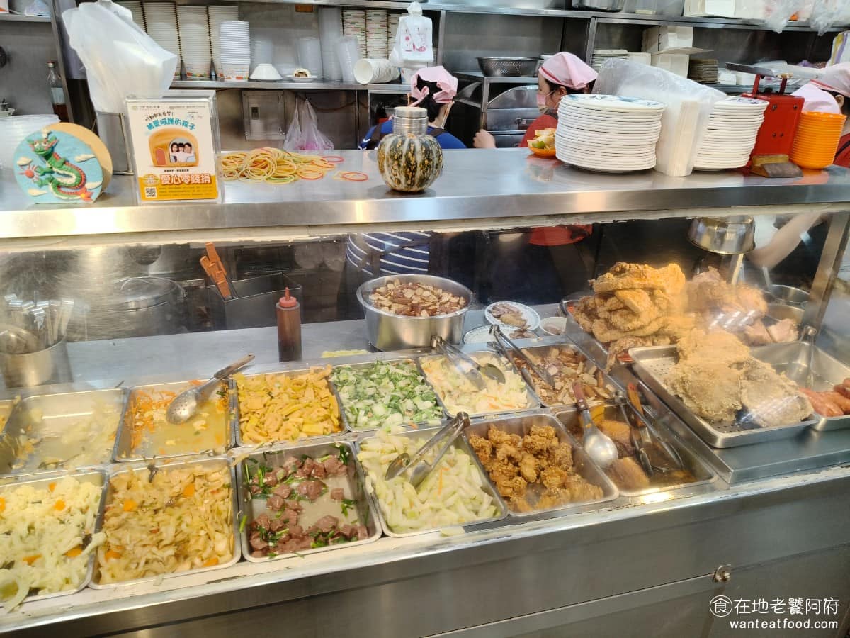 小文肉羹魯肉飯 小文肉羹魯肉飯菜單 小文肉羹魯肉飯推薦 中山區美食 中山美食 小文最大的特色，就是「平價、份量實在、選擇多」。便當一律是一主菜，加上三樣自選配菜，配菜種類不少，高麗菜、豆干、豬血、滷蛋、筍乾都有，讓人選得很自在。便當部分提供多種主菜選擇，包括鯊魚煙、豬腿肉、炸排骨、紅糟肉、炸雞腿等，一律搭配三樣自選配菜，價格大約在80至 85 元之間，整體菜單選擇豐富，一個人來絕對點得到想吃的東西。 @在地老饕阿府