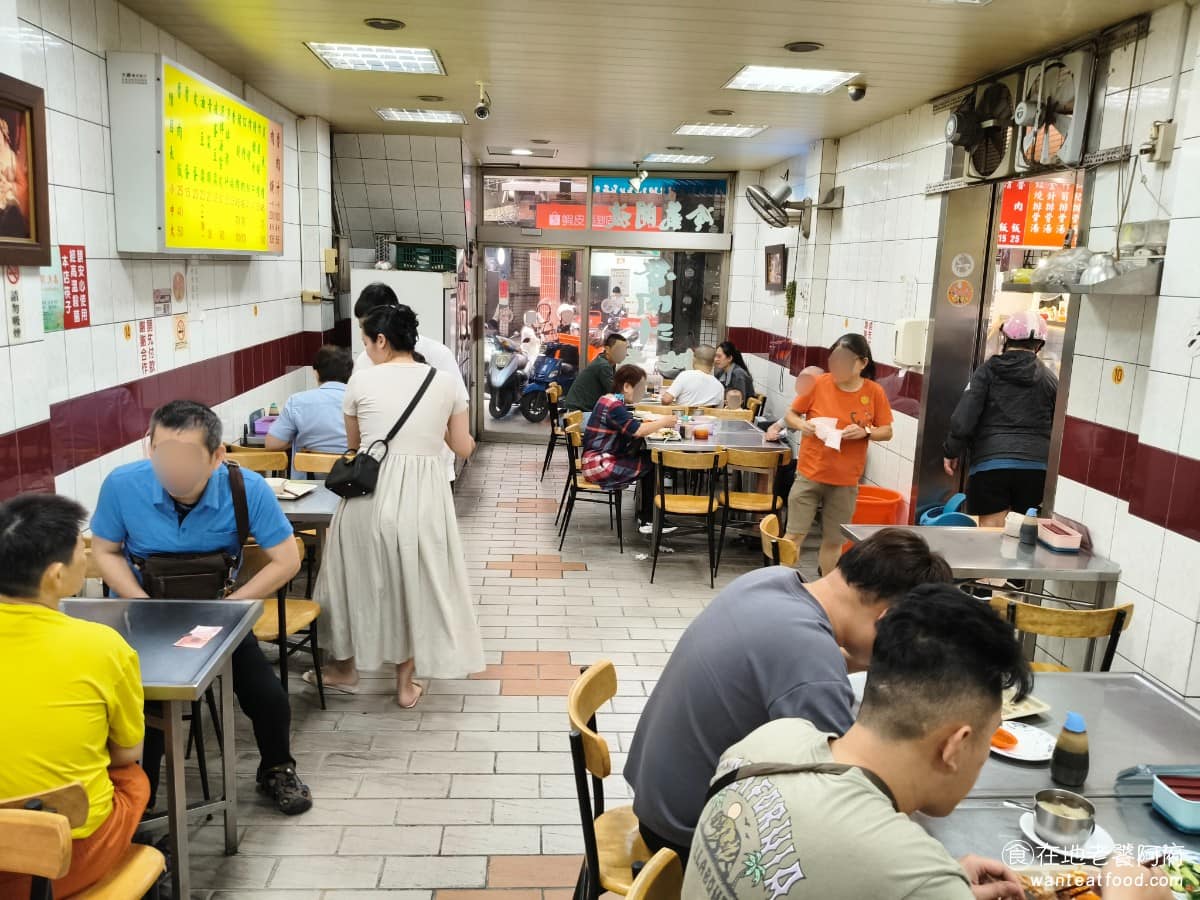 小文肉羹魯肉飯 小文肉羹魯肉飯菜單 小文肉羹魯肉飯推薦 中山區美食 中山美食 《小文肉羹魯肉飯》的用餐環境，就是標準的平價小吃店，没有特別的裝潢，還算乾淨明亮，內用區空間算大，座位不少夏天冷氣也夠強，用餐環境算舒適。 @在地老饕阿府