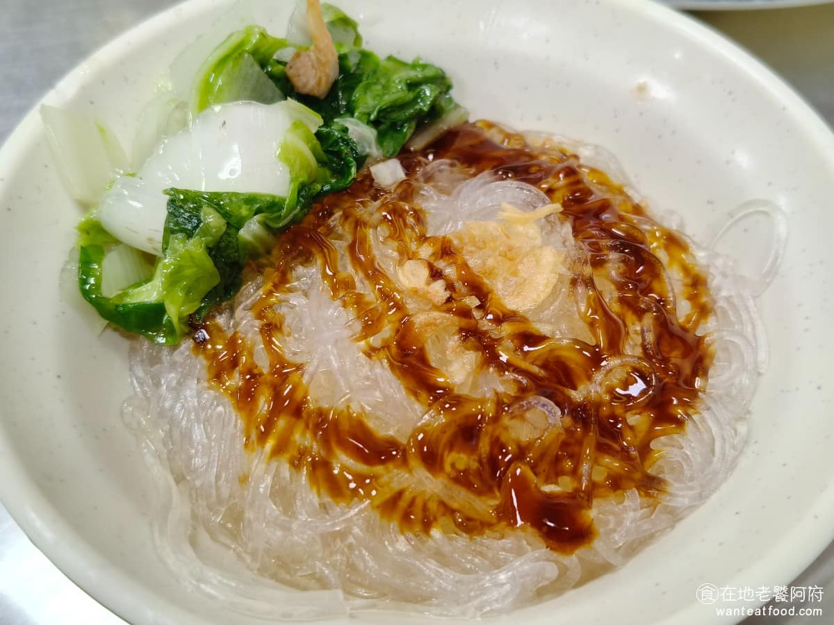 小文肉羹魯肉飯 小文肉羹魯肉飯菜單 小文肉羹魯肉飯推薦 中山區美食 中山美食 乾冬粉 上面淋了特製醬油、油蔥酥，再加一點醋，吃起來微酸，帶油蔥香口味清爽。冬粉煮得Q彈，軟硬度剛好。如果不想吃肥肉比例高的肉燥飯，這碗冬粉是個不錯的選擇。 @在地老饕阿府