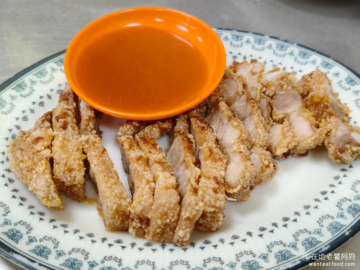 小文肉羹魯肉飯 小文肉羹魯肉飯菜單 小文肉羹魯肉飯推薦 中山區美食 中山美食 紅糟肉 是這裡值得推薦的一道，外皮炸得酥脆，肥瘦均勻肉質出乎意料地軟嫩，很多地方的紅糟肉，容易炸得太乾太硬，但《小文肉羹魯肉飯》的紅糟肉就處理得很好，搭配特製甜辣醬一起吃。 @在地老饕阿府