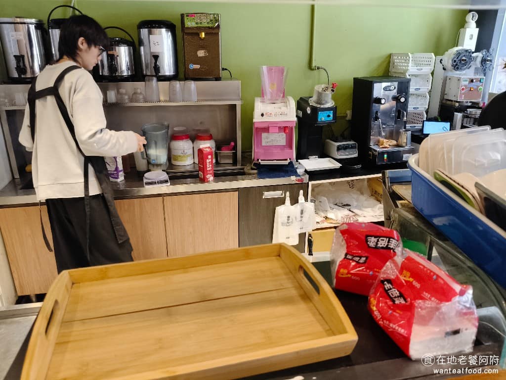 黑丸嫩仙草古亭店 黑丸嫩仙草古亭店菜單 黑丸嫩仙草古亭店推薦 中正區美食 中正美食 古亭美食 創業初期兩人完全沒有餐飲經驗，光是研發仙草配方，就花了將近一年，沒有捷徑就是不斷試做、調整，用最天然的食材，土法煉鋼，成本高、過程辛苦。 @在地老饕阿府