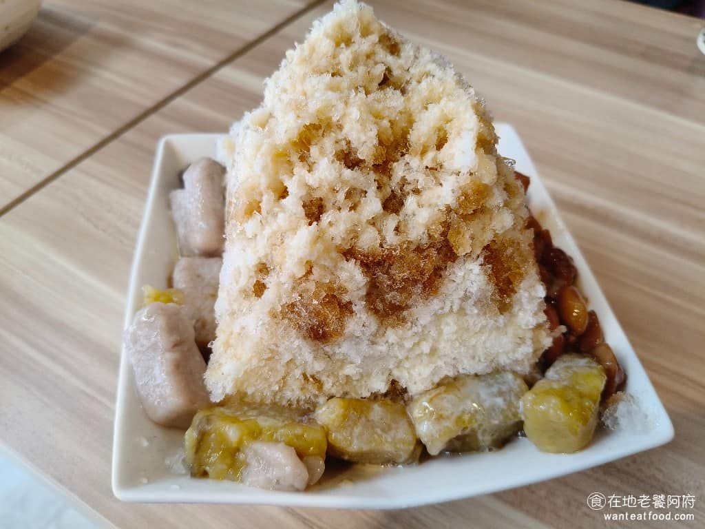 黑丸嫩仙草古亭店 黑丸嫩仙草古亭店菜單 黑丸嫩仙草古亭店推薦 中正區美食 中正美食 古亭美食 黑丸刨冰 刨冰淋上黑糖糖漿，吃的到黑糖的香氣，甜度適中，不會太死甜，全部的配料都在下方。很多地方的仙草都有較濃的中藥味，但黑丸的仙草完全沒有，連小孩都很愛吃。 @在地老饕阿府