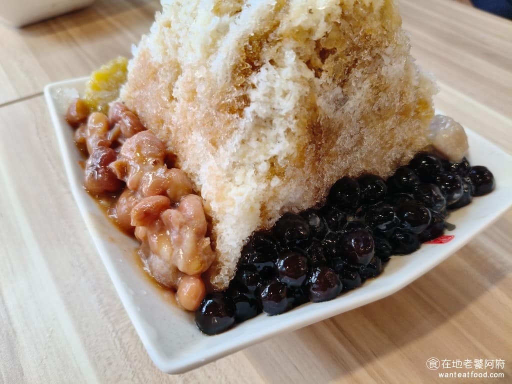 黑丸嫩仙草古亭店 黑丸嫩仙草古亭店菜單 黑丸嫩仙草古亭店推薦 中正區美食 中正美食 古亭美食 嫩仙草＋奶油球＋芋Q＋金芋＋紅豆＋珍珠，以嫩仙草為底，配料組合完整，是最接近「什麼都有」的基本款。豆子是煮破的，所以吃起來比較沒有飽滿的感覺，這點比較可惜。 @在地老饕阿府