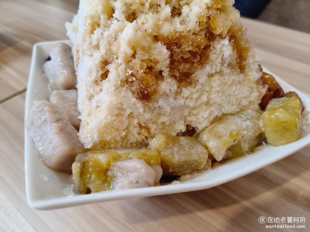 黑丸嫩仙草古亭店 黑丸嫩仙草古亭店菜單 黑丸嫩仙草古亭店推薦 中正區美食 中正美食 古亭美食 芋圓與地瓜圓，來自九份手工製作，口感比一般機器壓製的更Q彈。珍珠口感更Q，但有點偏硬的感覺，芋圓雖然是來自九份，但感覺煮得比較久，所以偏軟一點，當然還是九份的比較好吃。 @在地老饕阿府