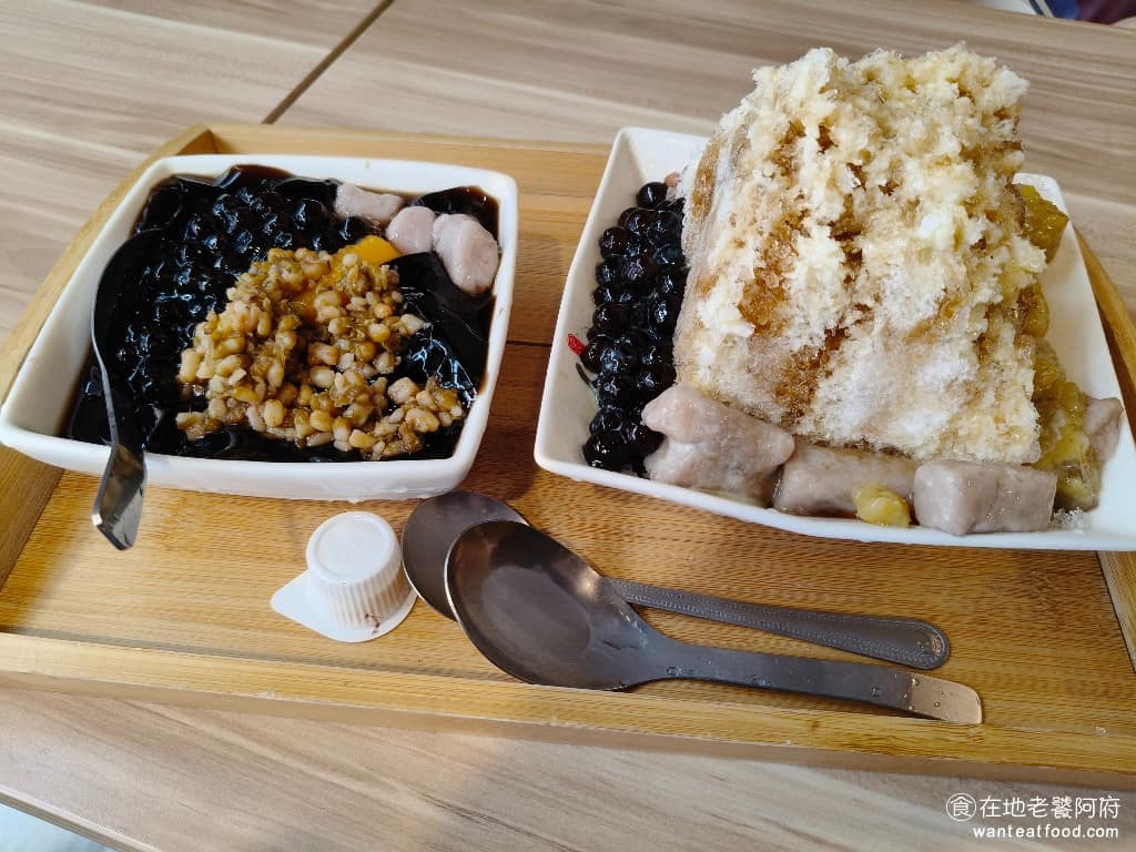 黑丸嫩仙草古亭店 黑丸嫩仙草古亭店菜單 黑丸嫩仙草古亭店推薦 中正區美食 中正美食 古亭美食 套餐式剉冰，配料不能自由替換（部分門市有推出可自由配的品項），每種套餐的內容是固定的，這讓整碗剉冰的搭配比較有一致性，食材的比例也比較穩定。 @在地老饕阿府