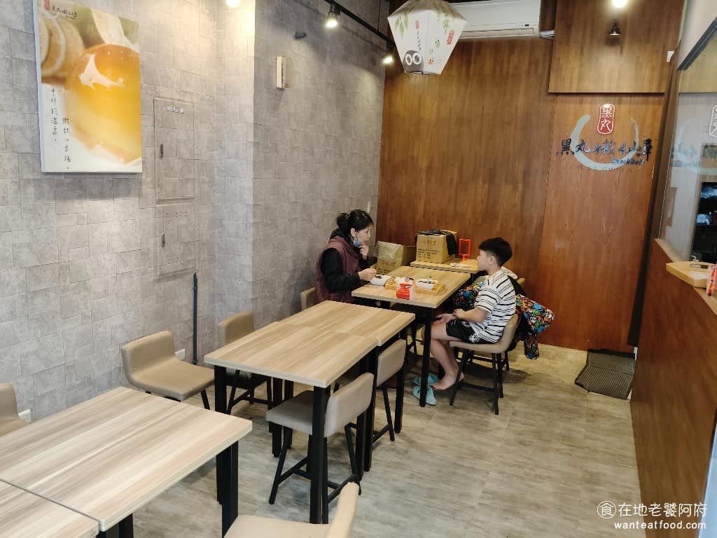 黑丸嫩仙草古亭店 黑丸嫩仙草古亭店菜單 黑丸嫩仙草古亭店推薦 中正區美食 中正美食 古亭美食 用餐尖峰時段，人潮不少但點餐和取餐速度算快，等待時間不會太長，店內通常也有提供外帶，如果不想內用，買了就走也很方便。 @在地老饕阿府