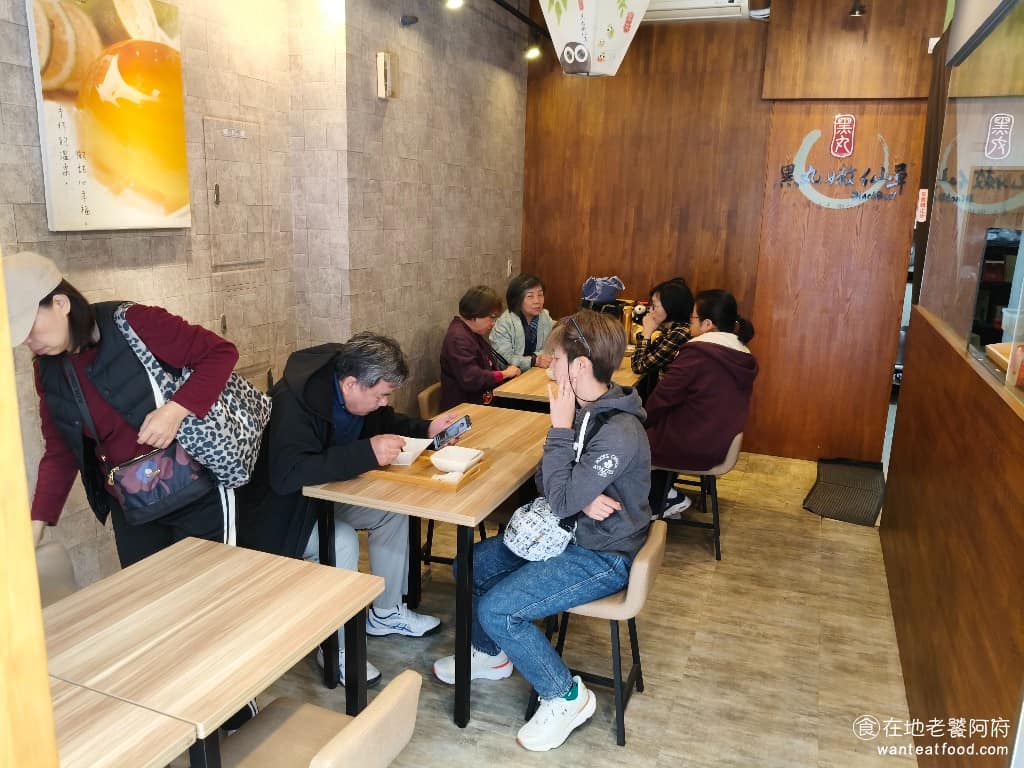 黑丸嫩仙草古亭店 黑丸嫩仙草古亭店菜單 黑丸嫩仙草古亭店推薦 中正區美食 中正美食 古亭美食 店內空間不算大，但座位安排算是舒適，不會讓人覺得擁擠，部分門市有面牆的吧台式座位，適合一個人來坐著吃。整體裝潢簡單，沒有過多裝飾。 @在地老饕阿府