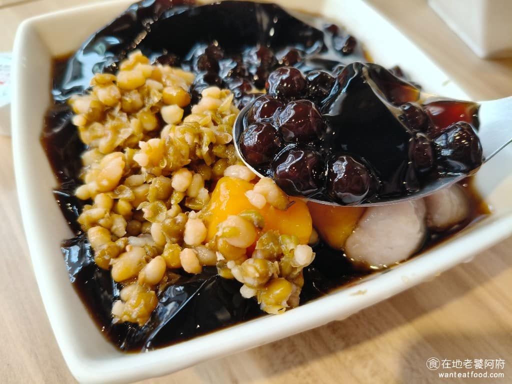 黑丸嫩仙草古亭店 黑丸嫩仙草古亭店菜單 黑丸嫩仙草古亭店推薦 中正區美食 中正美食 古亭美食 黑丸最大的特色是仙草來源固定、品質穩定，原料來自新竹關西，當地仙草產量佔全台八成。利用秋冬九降風自然風乾後，靜置一年以上，才製成仙草乾，造就了嫩仙草獨特口感的原因。 @在地老饕阿府