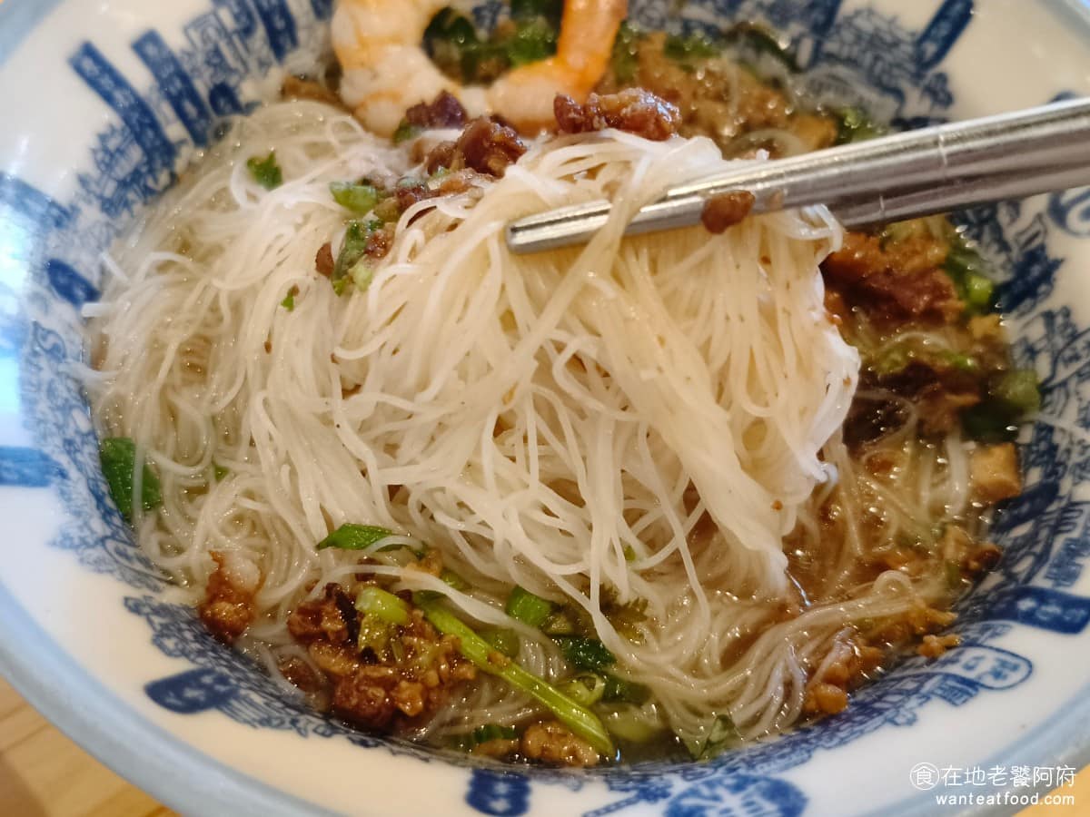 度小月台北迪化店 度小月台北迪化店菜單 度小月台北迪化店推薦 大同區美食 大同美食 台灣小吃 擔仔麵 米粉本身不會太硬,吸飽醬汁之後,整體吃起來濕潤,個人吃米粉其實很在意不能太乾,這碗就很舒服,喜歡米粉口感的人,可以換這個版本。 @在地老饕阿府