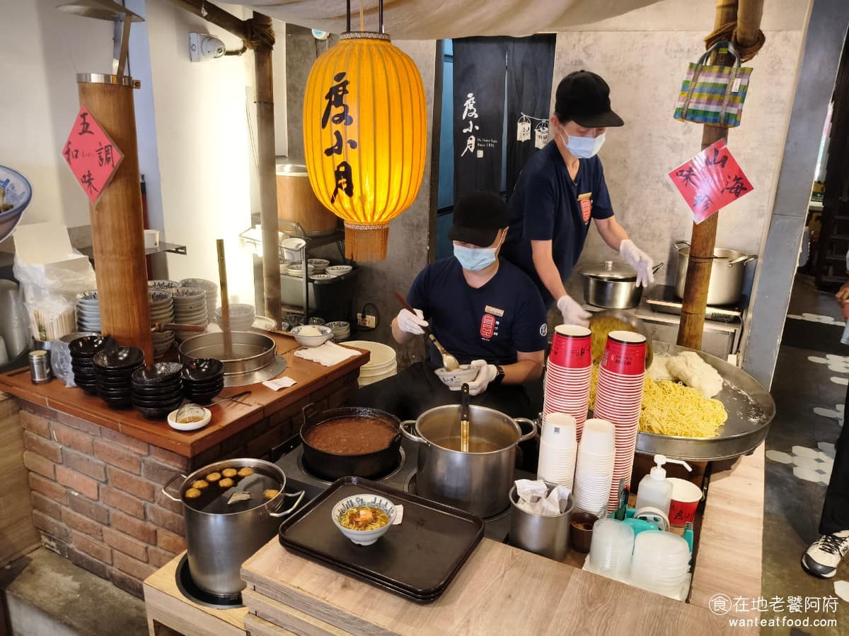 度小月台北迪化店 度小月台北迪化店菜單 度小月台北迪化店推薦 大同區美食 大同美食 台灣小吃 擔仔麵 《度小月》的故事要從 1895 年的台南說起,創始人洪芋頭,本來是靠捕魚維生,每年海象不好、無法出海捕魚的季節,漁民稱作「小月」。為了維持生計,他就挑著擔子,沿街賣麵攤子前的燈籠上寫著「度小月擔仔麵」六個字。靠著這碗麵,他撐過收入不穩定的日子。 @在地老饕阿府