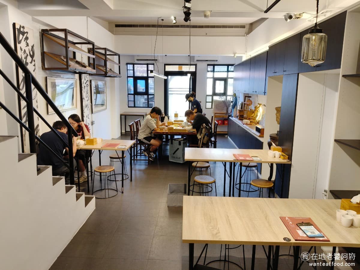 度小月台北迪化店 度小月台北迪化店菜單 度小月台北迪化店推薦 大同區美食 大同美食 台灣小吃 擔仔麵 三樓的環境,還擺了一些藝術作品當作裝飾,座位數不算多,但因為整體人數較少,所以環境比二樓安靜了許多。 @在地老饕阿府