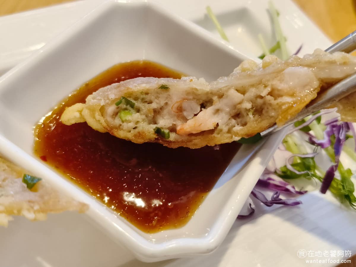 度小月台北迪化店 度小月台北迪化店菜單 度小月台北迪化店推薦 大同區美食 大同美食 台灣小吃 擔仔麵 帶有淡淡的蝦味,內餡吃的到蝦肉,旁邊搭配蒜蓉醬油膏跟哇沙米味道夠力,整體來說表現不錯,吃起來也不油膩,和北部的蝦捲完全不同。 @在地老饕阿府