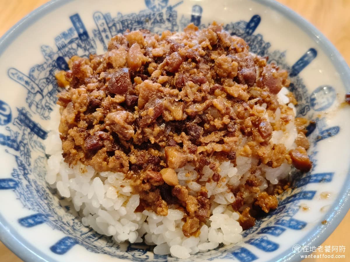 度小月台北迪化店 度小月台北迪化店菜單 度小月台北迪化店推薦 大同區美食 大同美食 台灣小吃 擔仔麵 祖傳肉燥飯 跟台南那種帶肥肉的做法不一樣,全部用瘦肉,吃起來比較清爽、不油膩,跟北部一些滷肉飯做法也不同,因為也不會有這麼高的瘦肉比例,肉燥全用瘦肉,感覺是為了讓擔仔麵的湯頭,清爽不油膩,可以直接當湯喝。 @在地老饕阿府