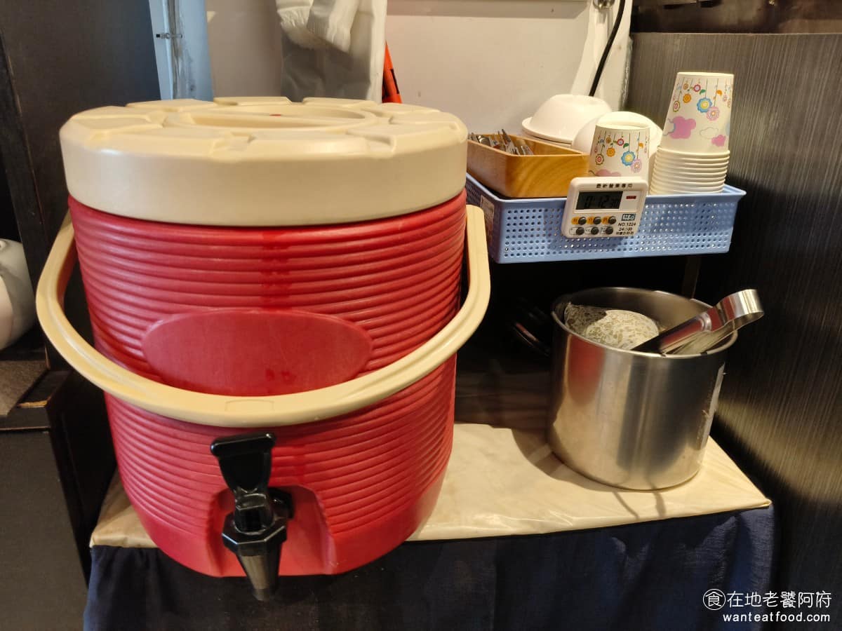度小月台北迪化店 度小月台北迪化店菜單 度小月台北迪化店推薦 大同區美食 大同美食 台灣小吃 擔仔麵 店裡有提供免費的熱茶可以喝。 @在地老饕阿府