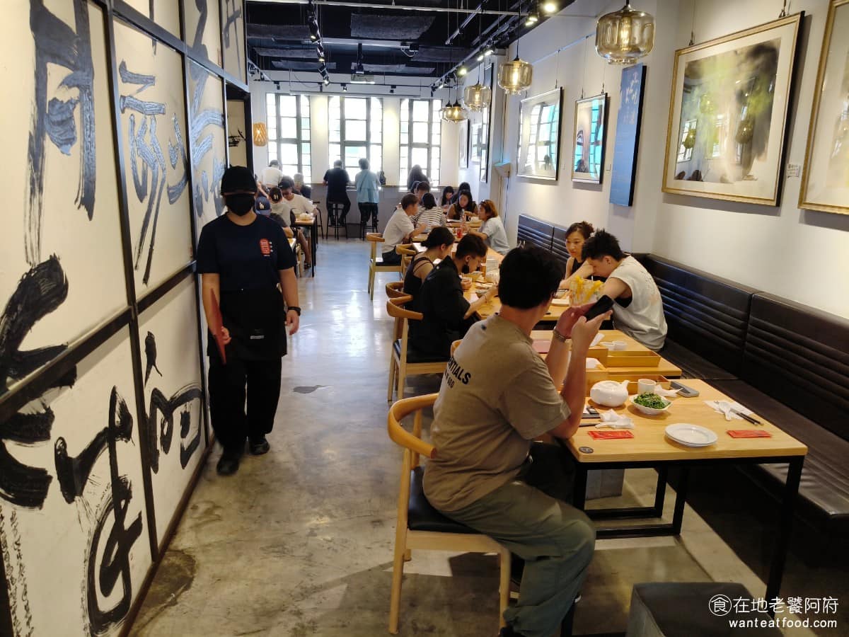 度小月台北迪化店 度小月台北迪化店菜單 度小月台北迪化店推薦 大同區美食 大同美食 台灣小吃 擔仔麵 二樓則走現代風格,環境比一樓寬敞許多,窗邊可以看到對街的老房子,是迪化街不少咖啡廳也常見的格局。 @在地老饕阿府