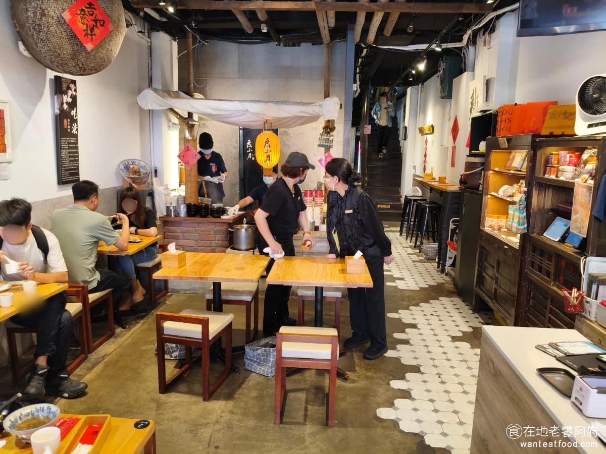 度小月台北迪化店 度小月台北迪化店菜單 度小月台北迪化店推薦 大同區美食 大同美食 台灣小吃 擔仔麵 一樓走復古路線,紅磚、矮凳搭配竹編裝飾,還有一座冒著煙的灶爐,滷蛋、肉燥就在大鍋裡滾著,旁邊擺著現捲好,還沒下鍋的麵條,現點現煮的畫面很有古早味小吃攤的感覺。店裡除了招牌擔仔麵、肉燥飯、蝦捲這些台南經典小吃,也都做得比路邊攤精緻一些,用餐環境和餐具都比一般小吃店講究,算是把老味道包裝得更適合外國朋友。 @在地老饕阿府