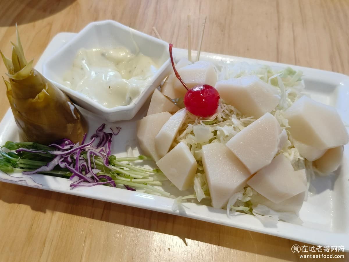 度小月台北迪化店 度小月台北迪化店菜單 度小月台北迪化店推薦 大同區美食 大同美食 台灣小吃 擔仔麵 原鄉關廟冷筍 筍子鮮嫩、口感脆、冷冷的,但不會冰過頭,旁邊搭配美乃滋醬,還放了一顆櫻桃點綴。 @在地老饕阿府