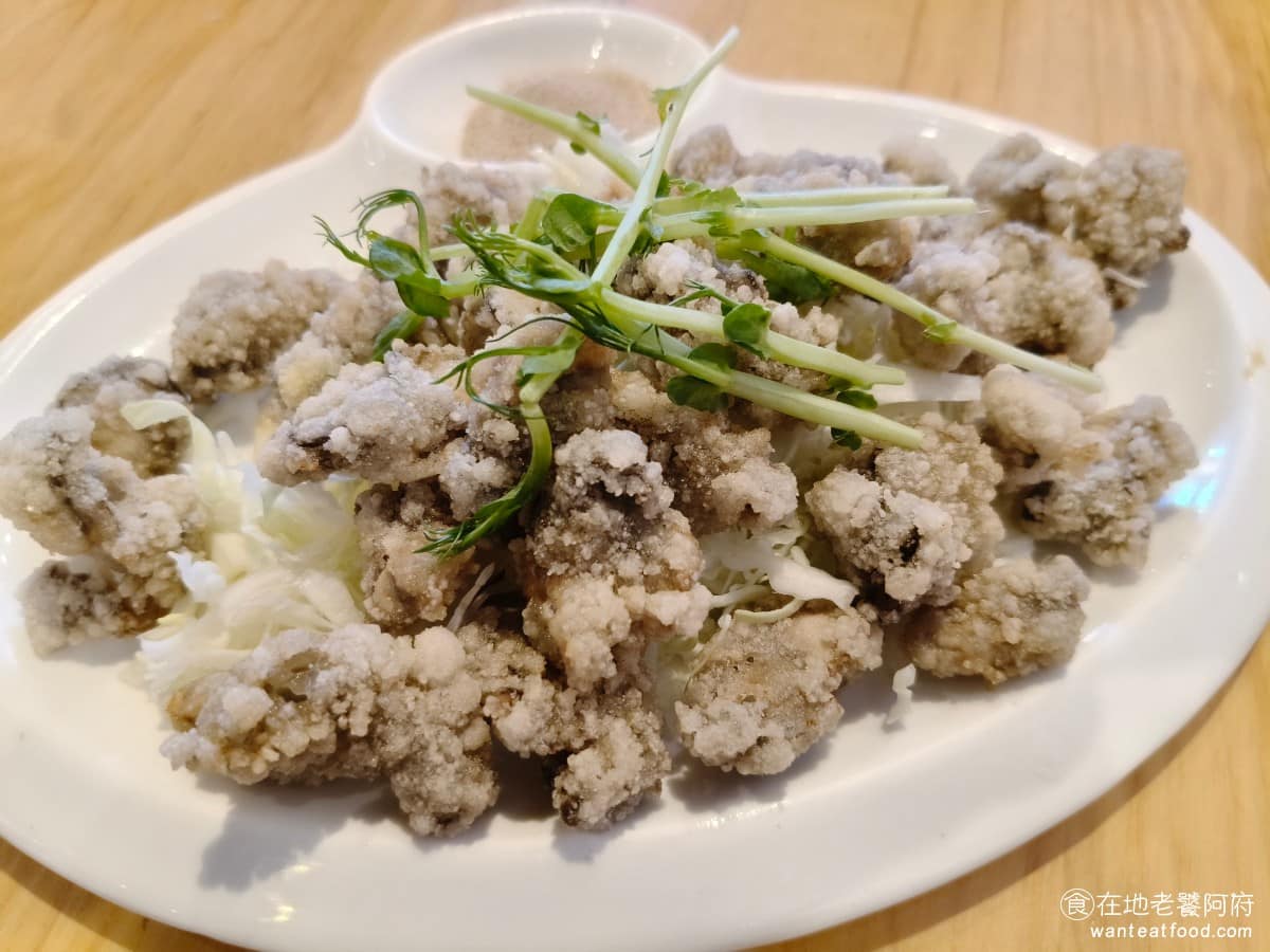 度小月台北迪化店 度小月台北迪化店菜單 度小月台北迪化店推薦 大同區美食 大同美食 台灣小吃 擔仔麵 安平蚵仔酥 從安平直送過來,炸得非常酥脆,每一顆蚵仔都新鮮,搭配胡椒鹽吃,簡單好吃。 @在地老饕阿府