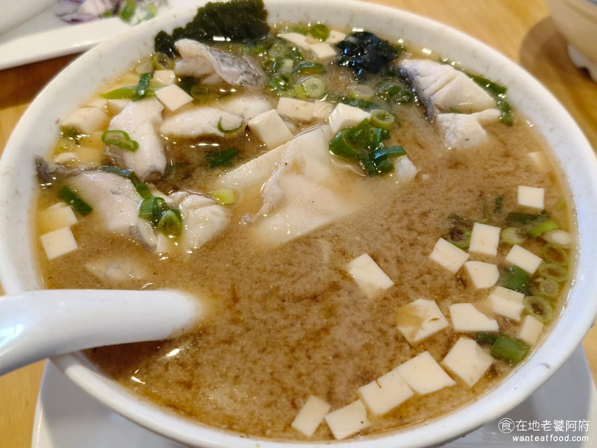 度小月台北迪化店 度小月台北迪化店菜單 度小月台北迪化店推薦 大同區美食 大同美食 台灣小吃 擔仔麵 主廚秘製味噌魚湯 湯裡有滿滿的鱸魚、豆腐跟海帶,魚肉軟嫩新鮮,沒有土味,分量真的很得很多,要多人分著喝才喝得完。 @在地老饕阿府