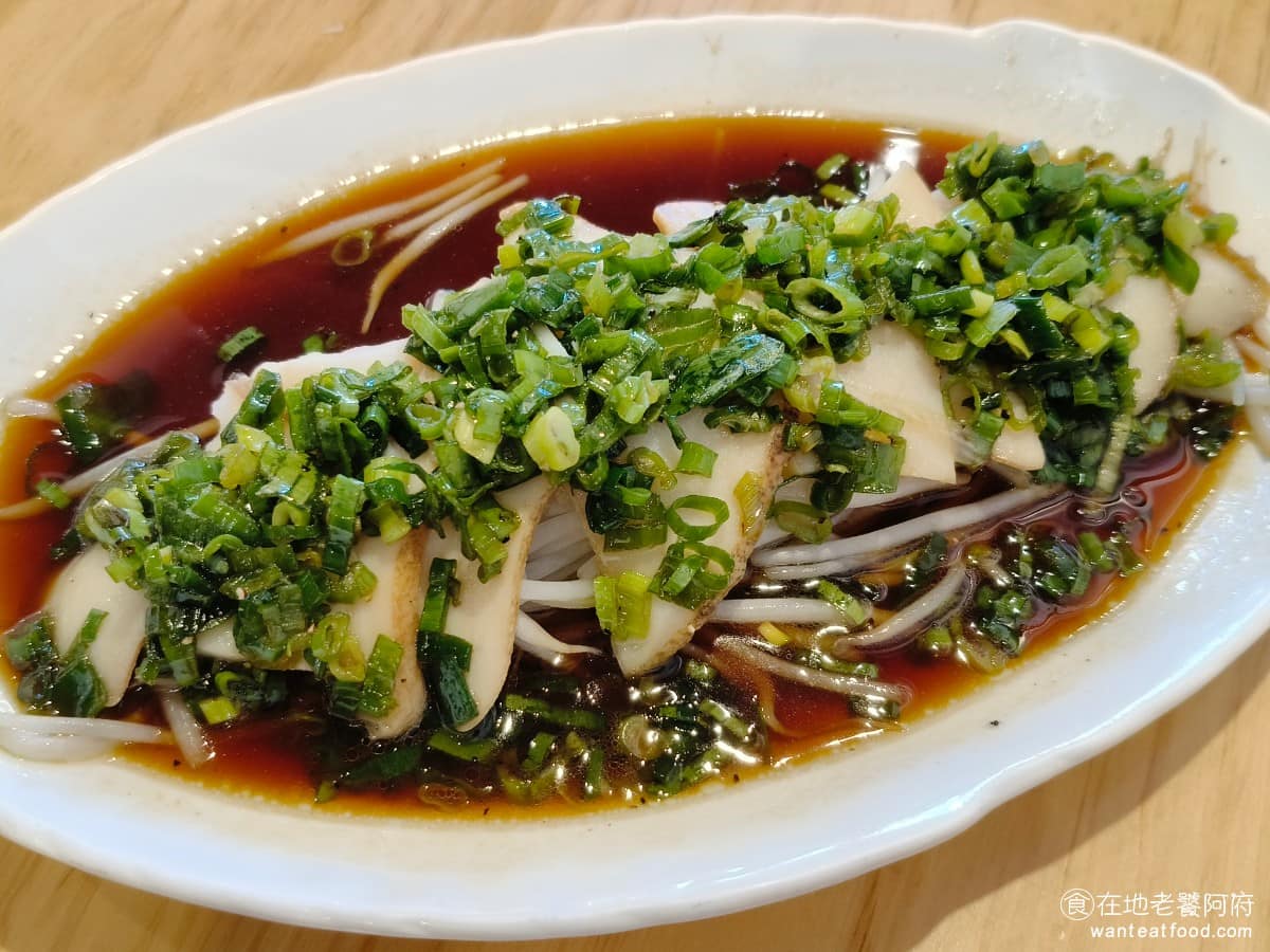 度小月台北迪化店 度小月台北迪化店菜單 度小月台北迪化店推薦 大同區美食 大同美食 台灣小吃 擔仔麵 青蔥玉露鮑魚片 上面鋪滿鮑魚片、青蔥,底部墊豆芽菜,醬汁是玉露加醬油,還混了一點黑胡椒,味道夠味,醬汁的味道真的很吸引人。 @在地老饕阿府
