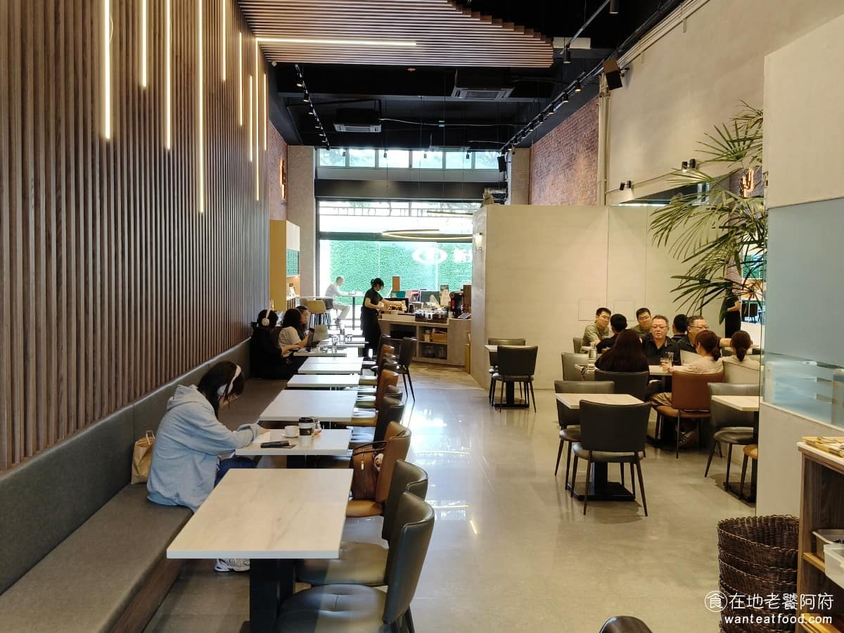 湛盧咖啡西湖館 湛盧咖啡西湖館菜單 湛盧咖啡西湖館推薦 內湖區美食 內湖美食 西湖美食 咖啡 蛋糕 因為店內挑高很高，所以即便人多的情況，回應也不會太大聲，這樣的設計非常好，非常適合聊天喝咖啡。 @在地老饕阿府