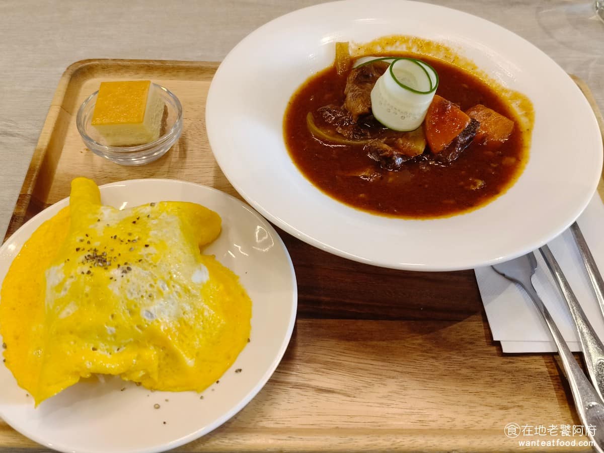 湛盧咖啡西湖館 湛盧咖啡西湖館菜單 湛盧咖啡西湖館推薦 內湖區美食 內湖美食 西湖美食 咖啡 蛋糕 紅酒燉牛肉套餐 這是下午 2 點以前才有供應的熱食套餐，紅酒燉牛肉搭配藜麥米蛋包飯。 @在地老饕阿府