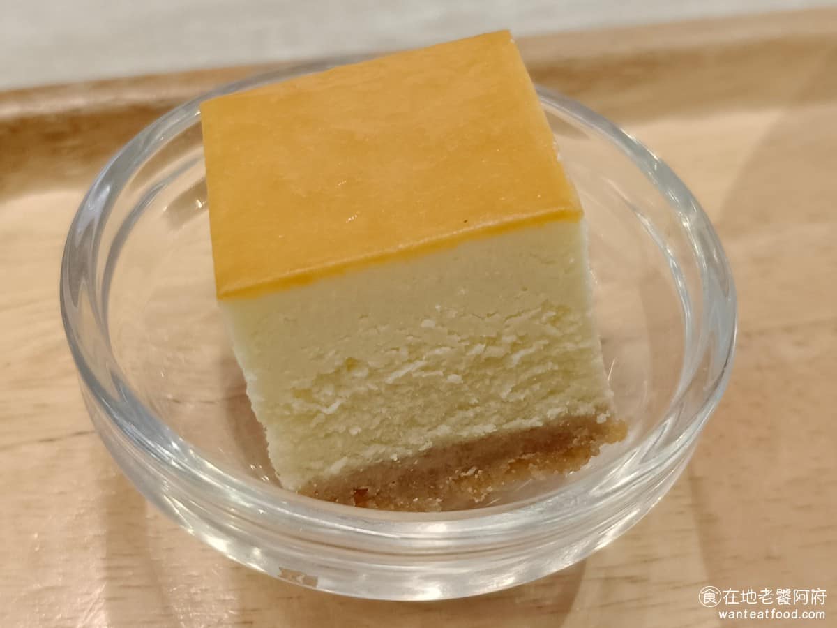 湛盧咖啡西湖館 湛盧咖啡西湖館菜單 湛盧咖啡西湖館推薦 內湖區美食 內湖美食 西湖美食 咖啡 蛋糕 套餐還會附上一個小小的起司乳酪蛋糕，蛋糕都是烤過後才上桌，所以吃得到現烤的香氣，起司味也非常濃郁，甜點比熱食更吸引人。 @在地老饕阿府