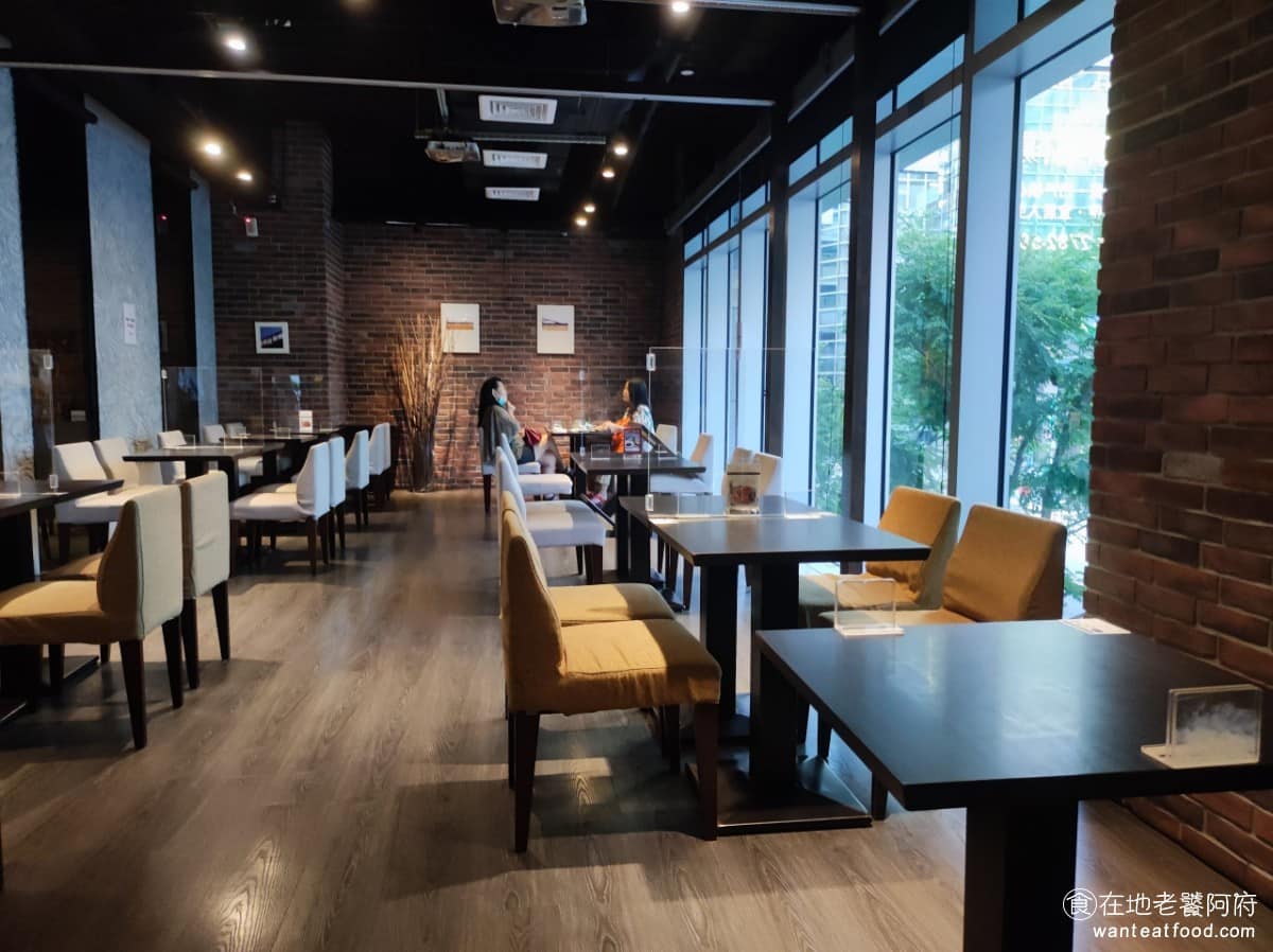 湛盧咖啡西湖館 湛盧咖啡西湖館菜單 湛盧咖啡西湖館推薦 內湖區美食 內湖美食 西湖美食 咖啡 蛋糕 主用餐區在二樓，走的是工業風格，紅磚牆配水泥地板，中間是一個U型咖啡吧檯，深色木質拼接大理石桌面，加上柔和的燈光。 @在地老饕阿府