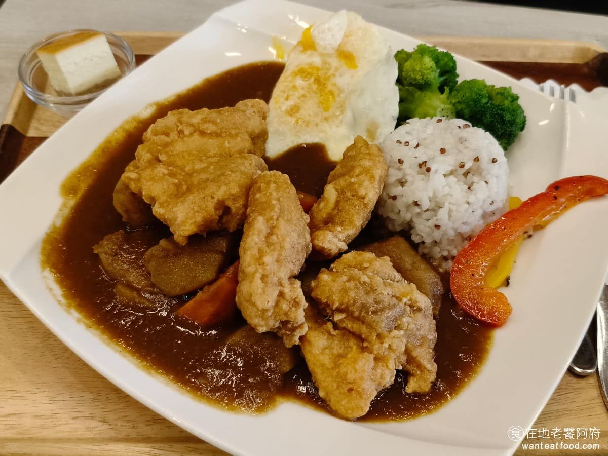 湛盧咖啡西湖館 湛盧咖啡西湖館菜單 湛盧咖啡西湖館推薦 內湖區美食 內湖美食 西湖美食 咖啡 蛋糕 唐揚雞咖哩藜麥米飯 有藜麥飯搭配炸唐揚雞，以及荷包蛋，旁邊一樣有搭配一塊小小的起司蛋糕。 @在地老饕阿府