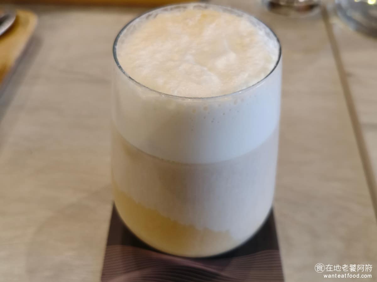 湛盧咖啡西湖館 湛盧咖啡西湖館菜單 湛盧咖啡西湖館推薦 內湖區美食 內湖美食 西湖美食 咖啡 蛋糕 伯爵鮮奶茶 茶裡加了一點點酒提香，喝起來茶香比一般伯爵奶茶明顯一些，調味也不會太甜。 @在地老饕阿府