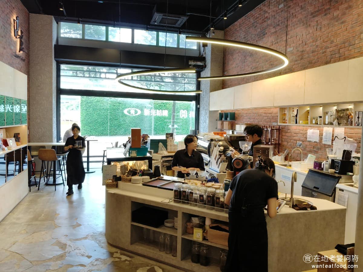 湛盧咖啡西湖館 湛盧咖啡西湖館菜單 湛盧咖啡西湖館推薦 內湖區美食 內湖美食 西湖美食 咖啡 蛋糕 一樓主要是烘焙外帶區，擺放貝果、西點、蛋糕，還有咖啡禮盒可以選購，烘焙師就在這個區域，做麵包和甜點。 @在地老饕阿府