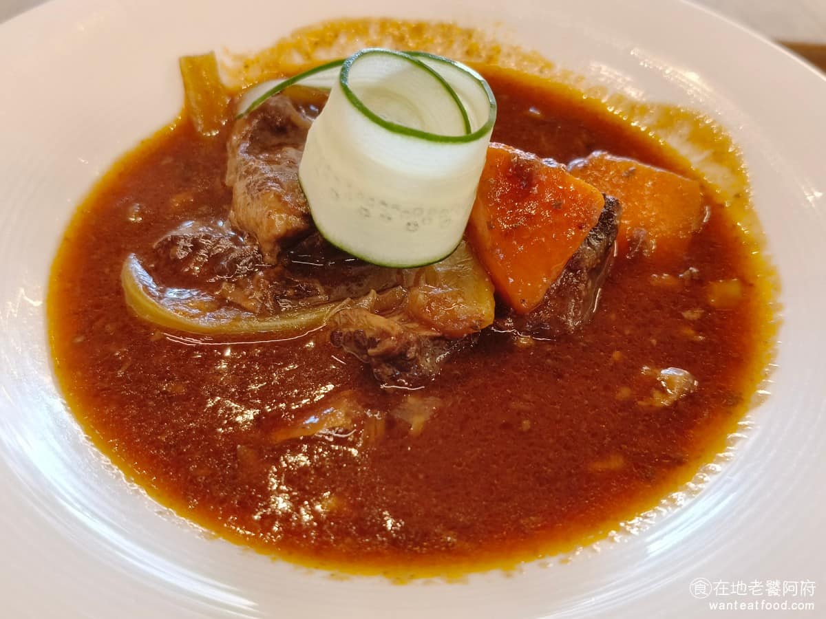 湛盧咖啡西湖館 湛盧咖啡西湖館菜單 湛盧咖啡西湖館推薦 內湖區美食 內湖美食 西湖美食 咖啡 蛋糕 紅酒燉牛肉的醬汁味道還不錯，酒味不會太重，番茄味道非常濃郁，搭配一些紅蘿蔔和洋蔥，吃起來完全不單調。 @在地老饕阿府