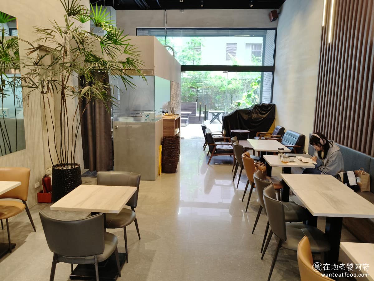 湛盧咖啡西湖館 湛盧咖啡西湖館菜單 湛盧咖啡西湖館推薦 內湖區美食 內湖美食 西湖美食 咖啡 蛋糕 用餐低消是每人一杯飲品，店內提供 Wi-Fi，且不限時間。假日限定的早午餐套餐，通常只供應到中午兩點前。套餐都會附一杯美式咖啡，如果想換別的飲品，補差價就可以。 @在地老饕阿府