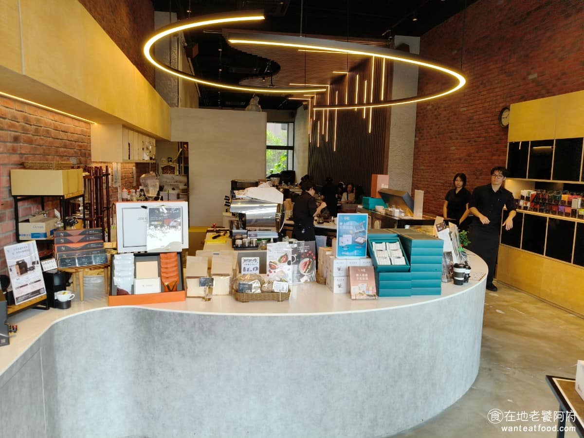 湛盧咖啡西湖館 湛盧咖啡西湖館菜單 湛盧咖啡西湖館推薦 內湖區美食 內湖美食 西湖美食 咖啡 蛋糕 《湛盧咖啡 西湖館》這幾年也隨著內湖科學園區的發展，慢慢成為熱門據點。忠孝館結束營業之後，這裡就接手，成為不少老顧客固定聚會、辦公、喝咖啡的地方。 @在地老饕阿府