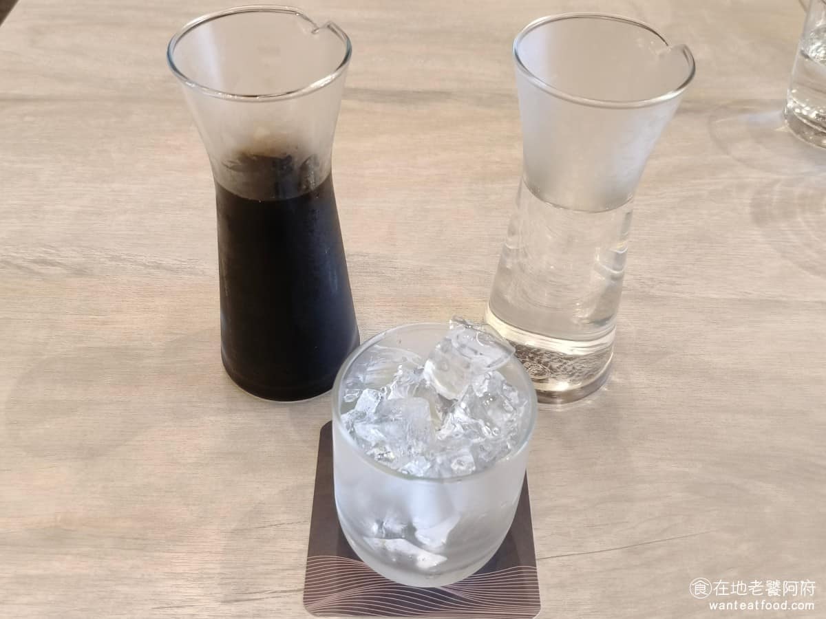 湛盧咖啡西湖館 湛盧咖啡西湖館菜單 湛盧咖啡西湖館推薦 內湖區美食 內湖美食 西湖美食 咖啡 蛋糕 果香冰釀 帶有水果香氣的咖啡口味，旁邊會有提供冰塊，以及開水可以自己調配濃度。裡面還能喝得到一點香蕉水的味道，非常地特別。 @在地老饕阿府