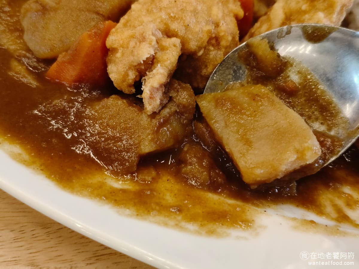 湛盧咖啡西湖館 湛盧咖啡西湖館菜單 湛盧咖啡西湖館推薦 內湖區美食 內湖美食 西湖美食 咖啡 蛋糕 咖哩醬是日式口味，沒有太重的香料味，味道還行，搭配馬鈴薯和紅蘿蔔，配料還算豐盛。只不過這裡的熱食水準還是不到位，下次來會想試試看早午餐。 @在地老饕阿府