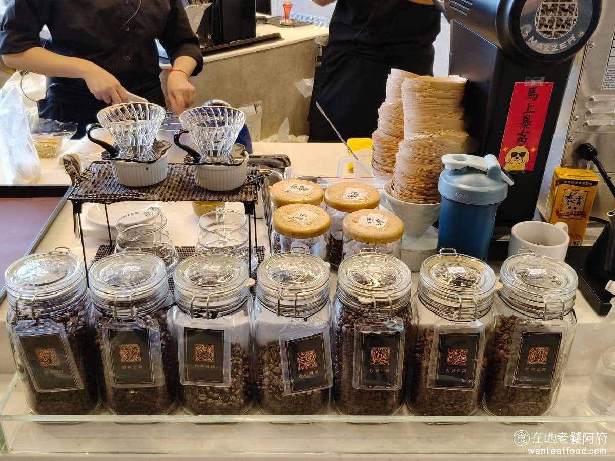 湛盧咖啡西湖館 湛盧咖啡西湖館菜單 湛盧咖啡西湖館推薦 內湖區美食 內湖美食 西湖美食 咖啡 蛋糕 環保方面如果外帶自備飲料杯，可以折 5 元，還有不定期推出的限定餐點或快閃早午餐消息，想搶先知道新品的話可以加入LINE官方帳號。 @在地老饕阿府
