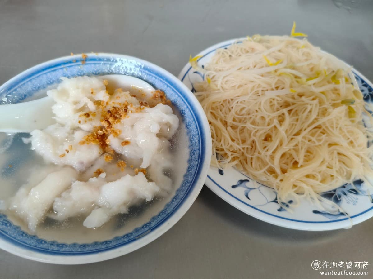朱記花枝羹 朱記花枝羹菜單 朱記花枝羹推薦 三重區美食 三重美食 台北橋美食 台灣小吃 花枝羹 一套就是各一個,推薦就是一人點一套,食量小的人,這樣點也沒問題,因為花枝羹的碗其實蠻小的,價格這幾年確實漲了不少,從早期的個位數一路漲到現在90元,也讓部分老顧客覺得已經不算銅板小吃的價格 @在地老饕阿府