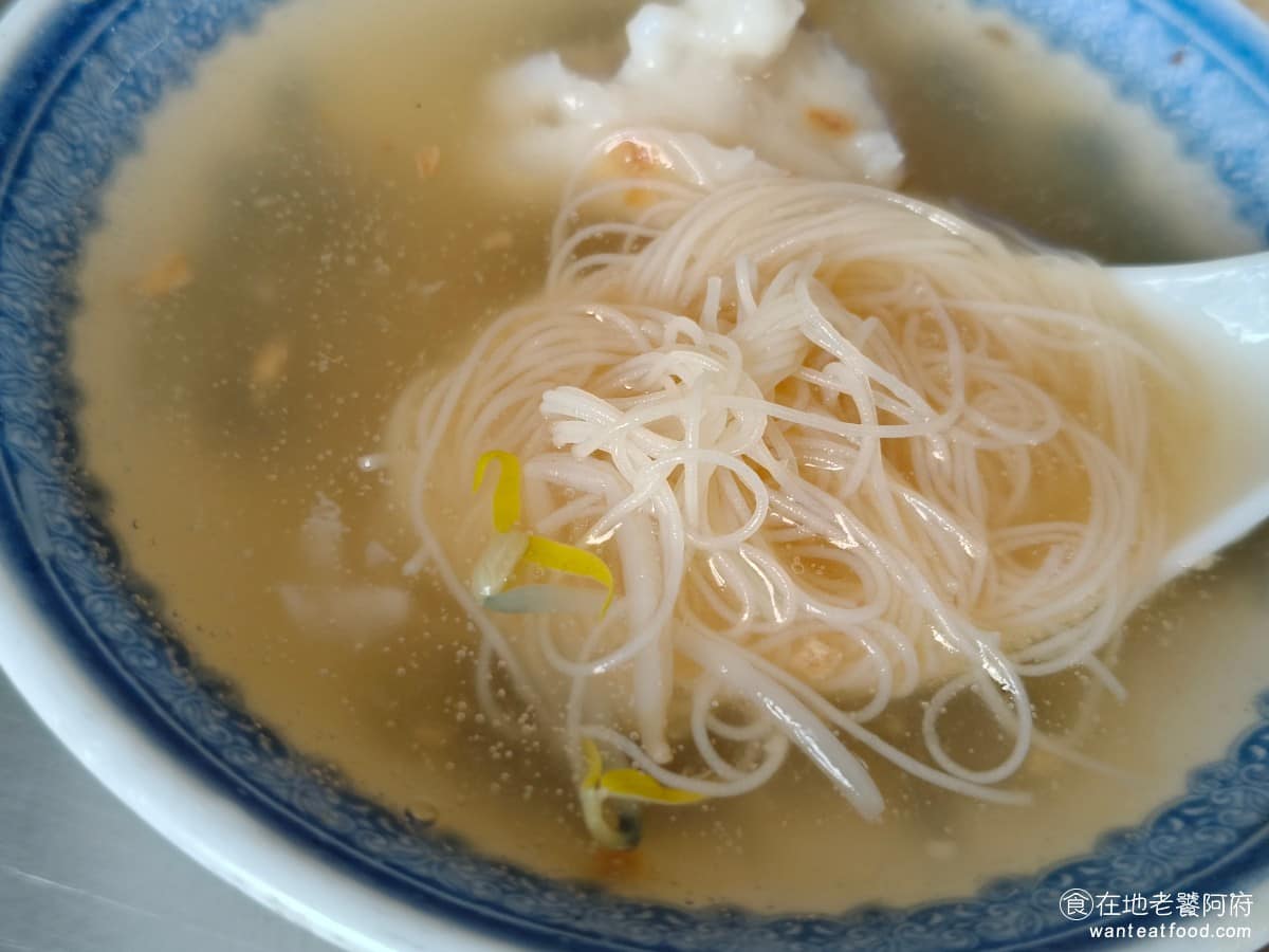 朱記花枝羹 朱記花枝羹菜單 朱記花枝羹推薦 三重區美食 三重美食 台北橋美食 台灣小吃 花枝羹 加完醋的湯頭,帶一點酸味,也非常適合把味道淡的米粉,丟到湯裡去一起吃。 @在地老饕阿府