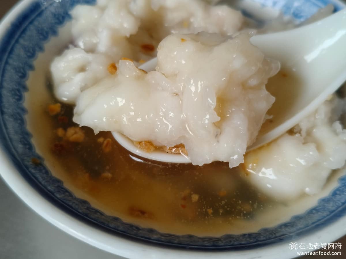 朱記花枝羹 朱記花枝羹菜單 朱記花枝羹推薦 三重區美食 三重美食 台北橋美食 台灣小吃 花枝羹 花枝的口感非常軟嫩,裡面還有魷魚,吃起來口感雖然很豐富,只不過在軟嫩的花枝漿中,突然吃到偏硬的花枝塊,這樣的口感其實有點扣分。 @在地老饕阿府